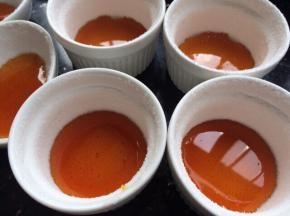 煮好的焦糖趁热倒入模具中。