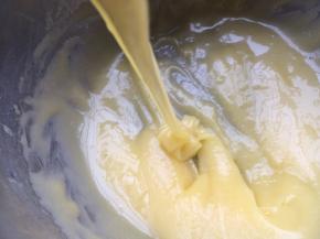 这时的沙拉酱已经比较浓稠状态，手动打蛋器提起沙拉酱迅速滴落。