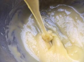 这时的沙拉酱已经比较浓稠状态，手动打蛋器提起沙拉酱迅速滴落。