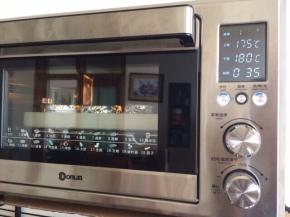 烤箱预热10分钟，上火175度，下火180度，中层，时间35分钟。