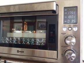 烤箱预热10分钟，上火175度，下火180度，中层，时间35分钟。