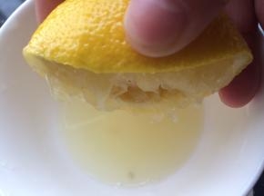 新鲜柠檬汁对半切开，挤出柠檬汁。
