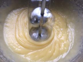 然后再加入一勺玉米油改用电动打蛋器中速搅打变得更浓稠，再加入少量柠檬汁又会变的比较稀的状态。再加入油搅打好再加入柠檬汁搅打，两者依次重复交替着下，直到玉米油和柠檬汁用完。