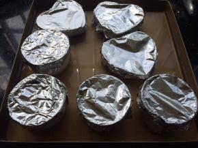 烤盘倒入适量的水，把盖好锡纸的容器都放入烤盘中。