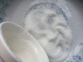 撒入一层细砂糖，用手轻轻拍模具抖掉多余的糖。