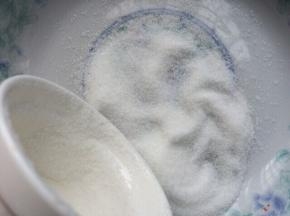 撒入一层细砂糖，用手轻轻拍模具抖掉多余的糖。