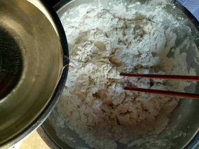 准备好面粉，慢慢加入清水，一边加入一边搅拌成稍硬的面絮