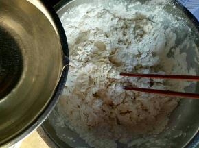 准备好面粉，慢慢加入清水，一边加入一边搅拌成稍硬的面絮