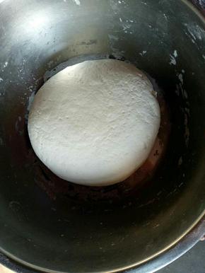 揉成光滑的面团，醒20分钟