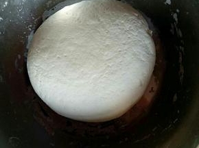 揉成光滑的面团，醒20分钟