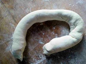 从随意一端拧断，揉成手臂粗的长条