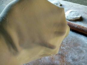 用擀面棍把剂子擀成薄圆片，越薄越好