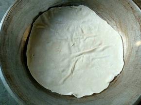 平底锅直接烧热，放入擀好的饼，小火加热至表面透明，底部用锅铲掀起有黄色的小斑点即可翻面