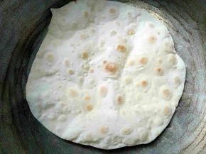 继续烙至两面都如此时即可出锅，重复以上动作，直至烙好所有的饼，为防止饼风干变硬，烙完后用笼布包起来