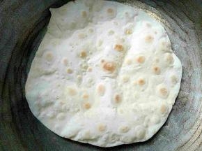 继续烙至两面都如此时即可出锅，重复以上动作，直至烙好所有的饼，为防止饼风干变硬，烙完后用笼布包起来
