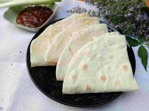 卷上辣椒酱和大葱开吃吧