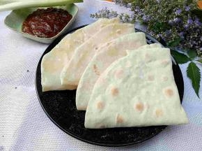卷上辣椒酱和大葱开吃吧