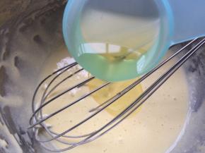 先加入一勺玉米油混合搅拌均匀。