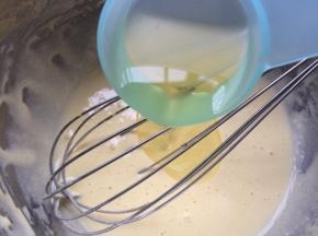 先加入一勺玉米油混合搅拌均匀。