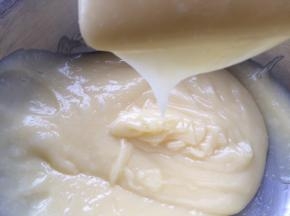 这是沙拉酱最后的状态，很稠，用刮刀挂起滴落的时候陆陆续续会断，滴落的纹路很难消失即可。