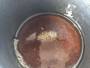 煮至为琥珀色即可。