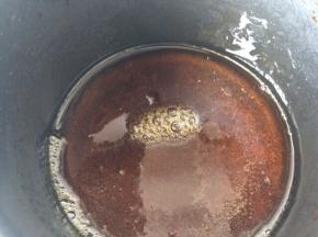 煮至为琥珀色即可。