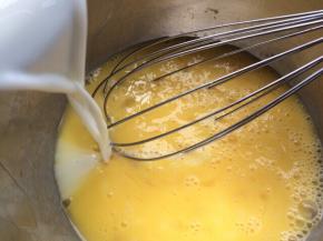 再慢慢倒入牛奶，一边倒入一边搅拌混合。