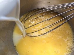 再慢慢倒入牛奶，一边倒入一边搅拌混合。