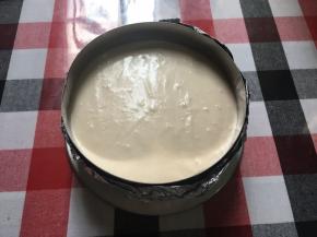 慕斯糊倒入之前放置好蛋糕片的模具中，然后送入冰箱冷藏3小时以上