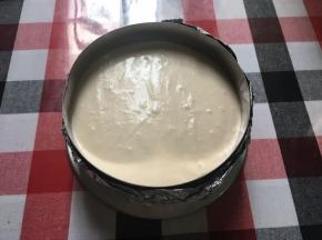 慕斯糊倒入之前放置好蛋糕片的模具中，然后送入冰箱冷藏3小时以上