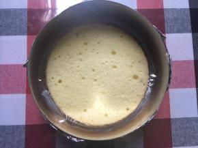 6寸慕斯原模具包上锡纸，底层放上一片蛋糕片备用