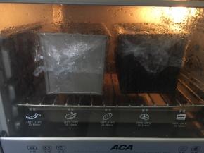 面团放进烤箱进行二发，现在温度高，没有开发酵功能，只是烤箱里放一杯热水，直接二发，中间换2次热水就可以了。