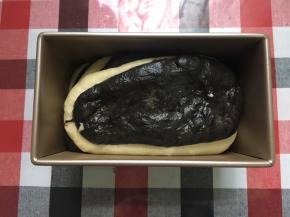 大约50分钟后，面团发酵至8分满。