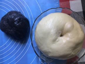 一发至面团是原来的2倍大小，手指沾面粉，在面团中戳小洞，不回缩。面团进行按压排气。