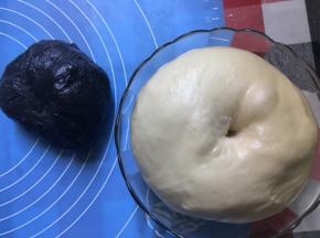 一发至面团是原来的2倍大小，手指沾面粉，在面团中戳小洞，不回缩。
面团进行按压排气。