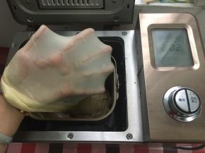 除了黄油外，其它材料和中种面团一同放面包机里和面20分钟，面包机一个程序后，面团在里面静置10分钟后，加入黄油揉至完全阶段，揉出漂亮的手套膜。