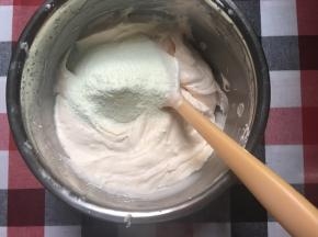 筛入全脂奶粉，轻微搅拌均匀