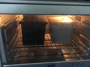 烤箱165度预热，烘烤35分钟，出炉放烤网放凉。