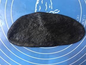 小面团一个个地擀开，擀成长舌型……