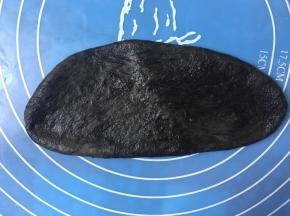 小面团一个个地擀开，擀成长舌型……