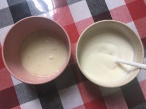 慕斯里的吉利丁粉与冰水混合静置5分钟，然后隔热水搅拌融化后，再与常温酸奶混合均匀备用（酸奶记得是常温，常温，常温……提前拿出来回温）