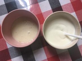 慕斯里的吉利丁粉与冰水混合静置5分钟，然后隔热水搅拌融化后，再与常温酸奶混合均匀备用（酸奶记得是常温，常温，常温……提前拿出来回温）