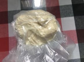 面团揉匀即可，表面光滑无需出膜，用一个结实的保鲜袋装好，排出里面的空气，收口密封起来，室温放置半小时后放冰箱冷藏一夜