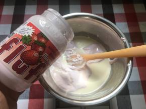 淡奶油加入fluff棉花糖轻微搅拌几下，放冷藏静置片刻，待棉花糖更好融合到淡奶油里