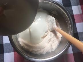 再倒入之前做好的酸奶混合物，搅拌均匀（我还是用电动打蛋器操作，就打5～10秒左右）