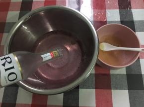 酒冻部分：8g的吉利丁粉与24g配方里的冰锐澳鸡尾酒混合静置片刻后，隔热水融化后倒入剩下的锐澳鸡尾酒混合均匀（提前回温，一定要是常温的）