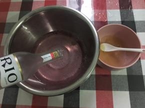 酒冻部分：8g的吉利丁粉与24g配方里的冰锐澳鸡尾酒混合静置片刻后，隔热水融化后倒入剩下的锐澳鸡尾酒混合均匀（提前回温，一定要是常温的）
