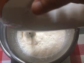 坐冰水低速打发淡奶油至五分发，刚出现纹路状态