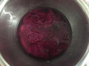 火龙果切块投进锐澳鸡尾酒混合液里，让酒冻上色（这是简便方法，正常做法是将火龙果打碎过筛黑籽，用纯火龙果汁加到鸡尾酒混合里的，不怕麻烦的亲，可以这样操作，会漂亮一点）