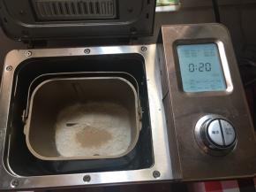 提前一天晚上做中种，中种面团材料全部混合，面包机和面20分钟